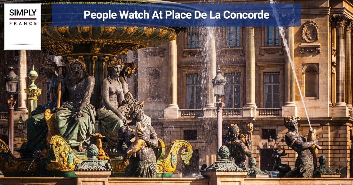 People Watch At Place De La Concorde